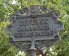 Panneau ancien « Défense de marcher sur les gazons ».