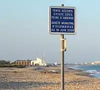 Vue du panneau (côté ouest) délimitant la zone de 1 500 m de plage non naturiste.