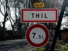 Photographie du panneau d'entrée de Thil.