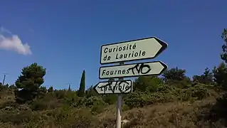 Une vue du panneau de signalisation de la Curiosité de Lauriole.