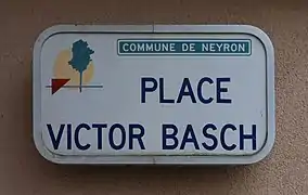 La place Victor-Basch à Neyron.