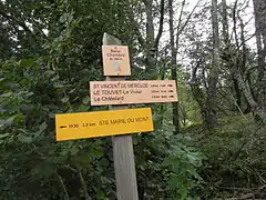 Panneau de sentier devant la ferme de Bellechambre.