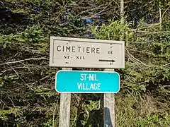 Photographie prise en 2020 montrant le panneau de signalisation à l'entrée de l'ancien village de Saint-Nil.
