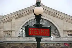 Mât Dervaux à l'une des entrées de la station,face à la gare de l'Est.