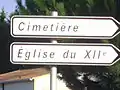 Panneau indicateur église du XIIe et cimetière.