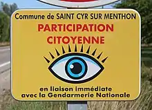 Panneau de couleur jaune où il est inscrit "Commune de Saint-Cy-sur-Menthon - Participation Citoyenne - en liaison immédiate avec la Gendarmerie Nationale".