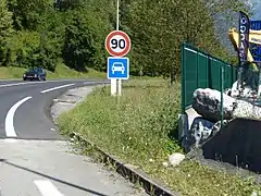 Limitation à 90 km/h en entrant sur une voie rapide.