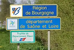 Panneaux E36b Bourgogne, E36a Saône et Loire, et Trophée du Département Fleuri.