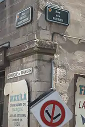 Panneaux des rues des Faures et Vieille-Boucherie au carrefour Vieille-Boucherie.