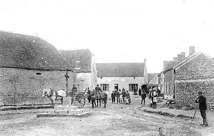 Angle différent de la photo de la même place après-guerre.