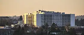 photographie du bâtiment du CHU de Limoges, au soleil couchant