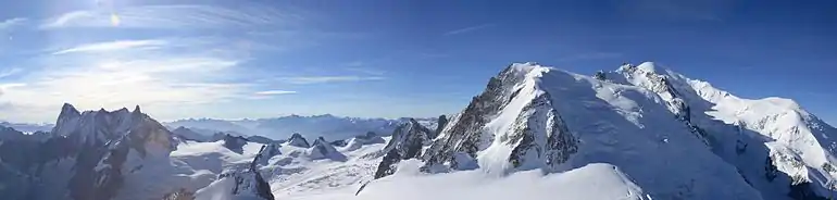 Panorama de l'aiguille du Midi, avec la dent du Géant sur la gauche.