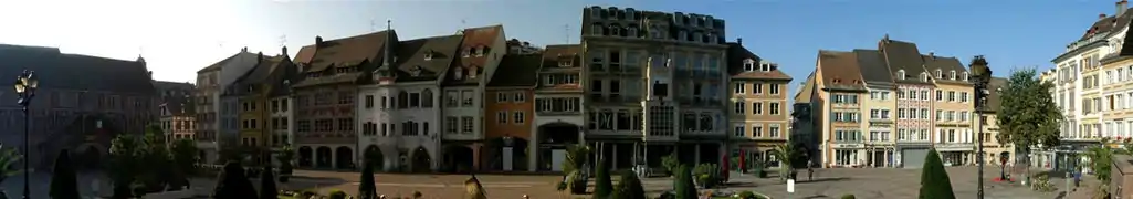 Place de la Réunion, le cœur historique de Mulhouse, avec l'ancien hôtel de ville et la maison Mieg.