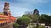 Panorama du centre de Santiago de Querétaro ; le jardin Zenea occupe les deux-tiers droits de la photographie, tandis que la façade principale du temple de Saint-François-d'Assise s'étend sur le côté gauche.