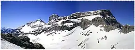 Vus depuis le versant nord (français), de droite à gauche (d'ouest en est), le pic du Marboré, le cylindre du Marboré (au centre) puis le mont Perdu.