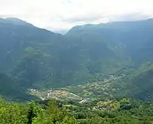 Vallée de la Romanche (qui coule de gauche à droite sur cette image) au niveau de Séchilienne.