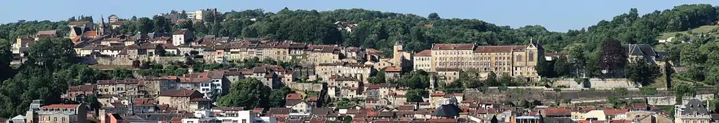 Vue panoramique de toits en tuiles. Maisons anciennes sur la colline au fond.