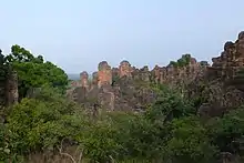 Vue d'une partie du site des cavernes