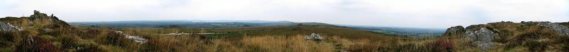 Vue panoramique depuis le Roc'h Trévezel : dans un paysage austère, les arbres disparaissent, des chicots de schistes et de quartzites aux formes étranges dominent la lande.