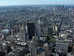 Panorama depuis le sommet du gratte-ciel, direction sud-est. On aperçoit le Flatiron Building en contrebas et au fond sur droite, le Financial District, au sud de Manhattan.