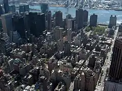 Panorama depuis le sommet, direction est. On peut noter le contraste entre les immeubles moyens de Murray Hill et les gratte-ciels de Midtown.