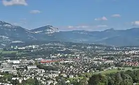 Vue de Bissy et des Hauts-de-Chambéry au pied des Monts en arrière-plan.