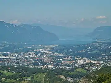 Nord de Chambéry et lac du Bourget vus des hauteurs de la commune.