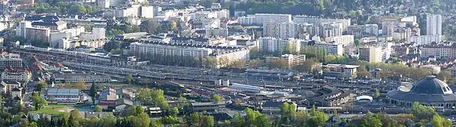 Panorama de la gare (gauche), du faisceau (centre) et de la rotonde (droite).