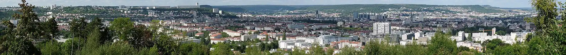 Vue panoramique d'une partie de l'agglomération de Nancy depuis les hauteurs de Vandœuvre.