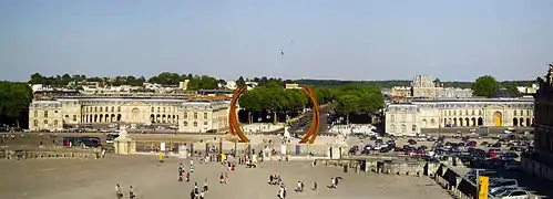 La place d'Armes et l'avenue de Paris au centre, bordée par les Grandes et Petites Écuries, vues du château, en 2011.