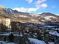 Vue du bourg et du territoire communal. Au-delà de la ligne d'ombre s'étend la commune de Saint-Vincent.