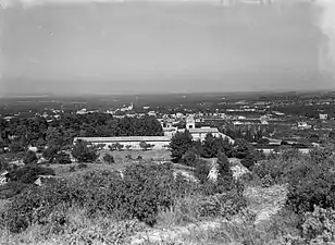 Le monastère vu depuis le massif des Alpilles.