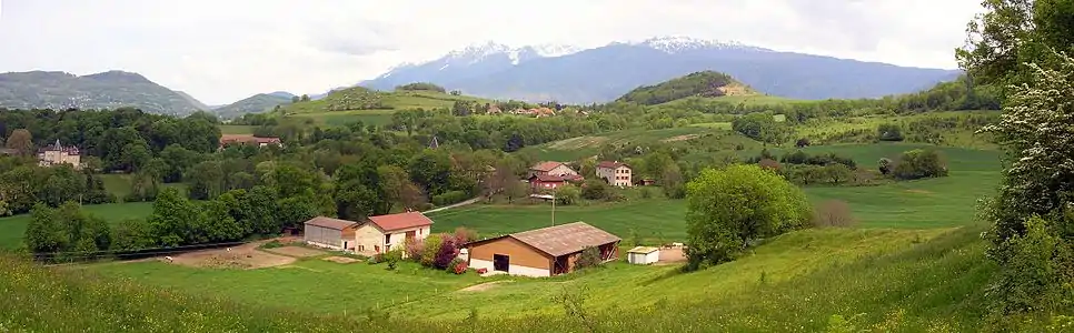 Cliché panoramique avec une route entre deux reliefs.