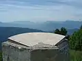 Table d'orientation dans la station du Collet d'Allevard. Vue sur le mont du Chat à gauche, le mont Revard et le Semnoz à droite