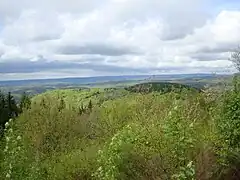 Panorama de la vallée, pris depuis la route de Ternuay-Melay-et-Saint-Hilaire conduisant vers le monument dédié aux victimes de la Seconde Guerre mondiale.