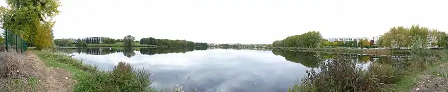 Panorama de l'étang de Maubuée à Torcy