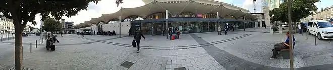 Vue panoramique devant l'entrée de la gare