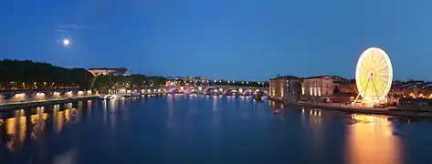 Panorama nocturne de Toulouse depuis le Pont Saint-Pierre en direction du Pont-Neuf.