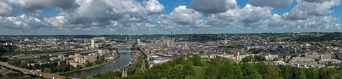 Vue panoramique de la ville, traversée par la Seine.
