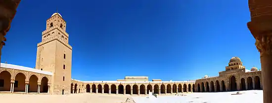 Vue panoramique de la cour, entourée de portiques à arcades. De gauche à droite : le portique nord interrompu par le minaret, le portique oriental ouvert sur la cour par dix-huit arcades en plein cintre outrepassé, et le portique méridional.