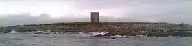 Panorama de l'île. On peut apercevoir l'amer au centre