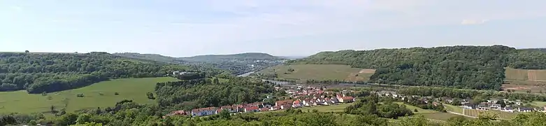 Panorama sur Apach, traversé par la Moselle, dans le nord.