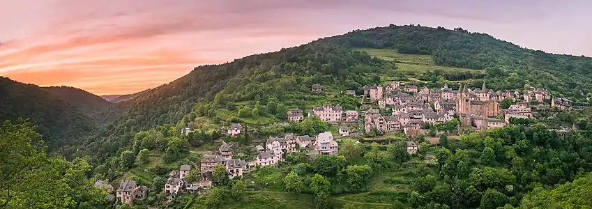 Panoramique en HDR, crépuscule sur Conques.