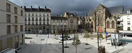 L'accès nord, située sur la place, à droite de la photo.