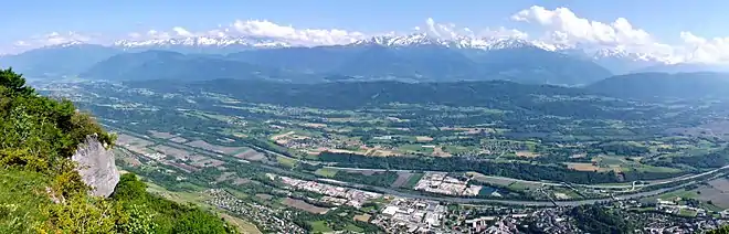 La combe de Savoie depuis la roche du Guet surplombant Montmélian (à droite).