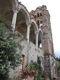 Colonnade du narthex et tour.