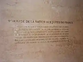 Inscription murale avec en titre "Hommage de la Nation aux Justes de France" en lettres capitales