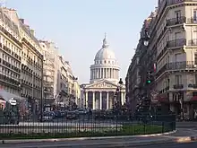 Perspective de la rue Soufflot, depuis la place Edmond-Rostand vers le Panthéon.