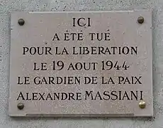 Plaque sur le côté latéral gauche du Panthéon, en mémoire d'Alexandre Massiani, mort pour la Libération de Paris.