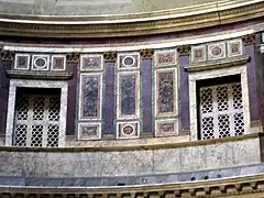 Restitution du décor d’origine du niveau supérieur : fenêtres à claustras, faux pilastres de porphyre.